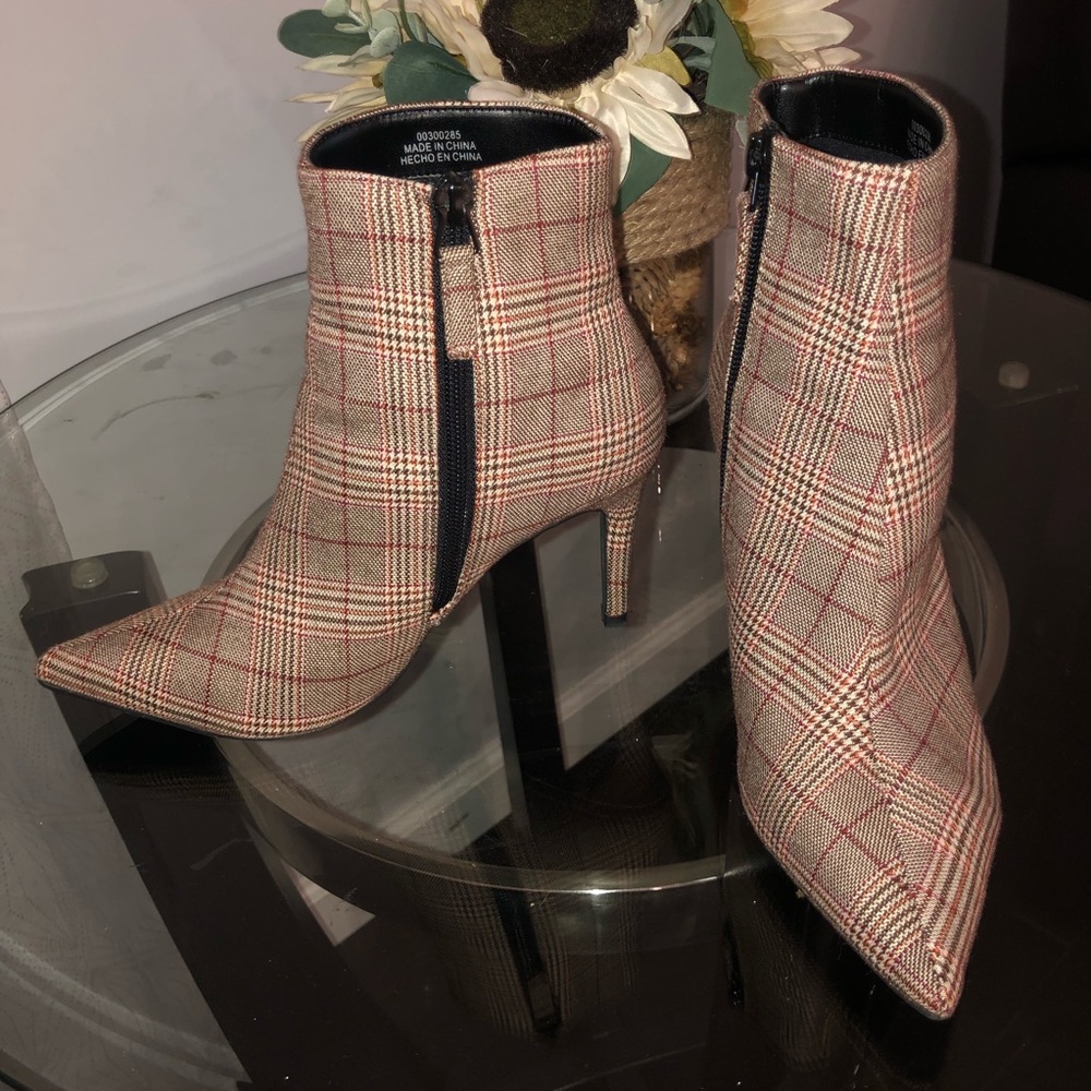 New❗️❗️❗️❗️🍁🍂NEW Forever 21 Cut-Out Booties🍂🍁
